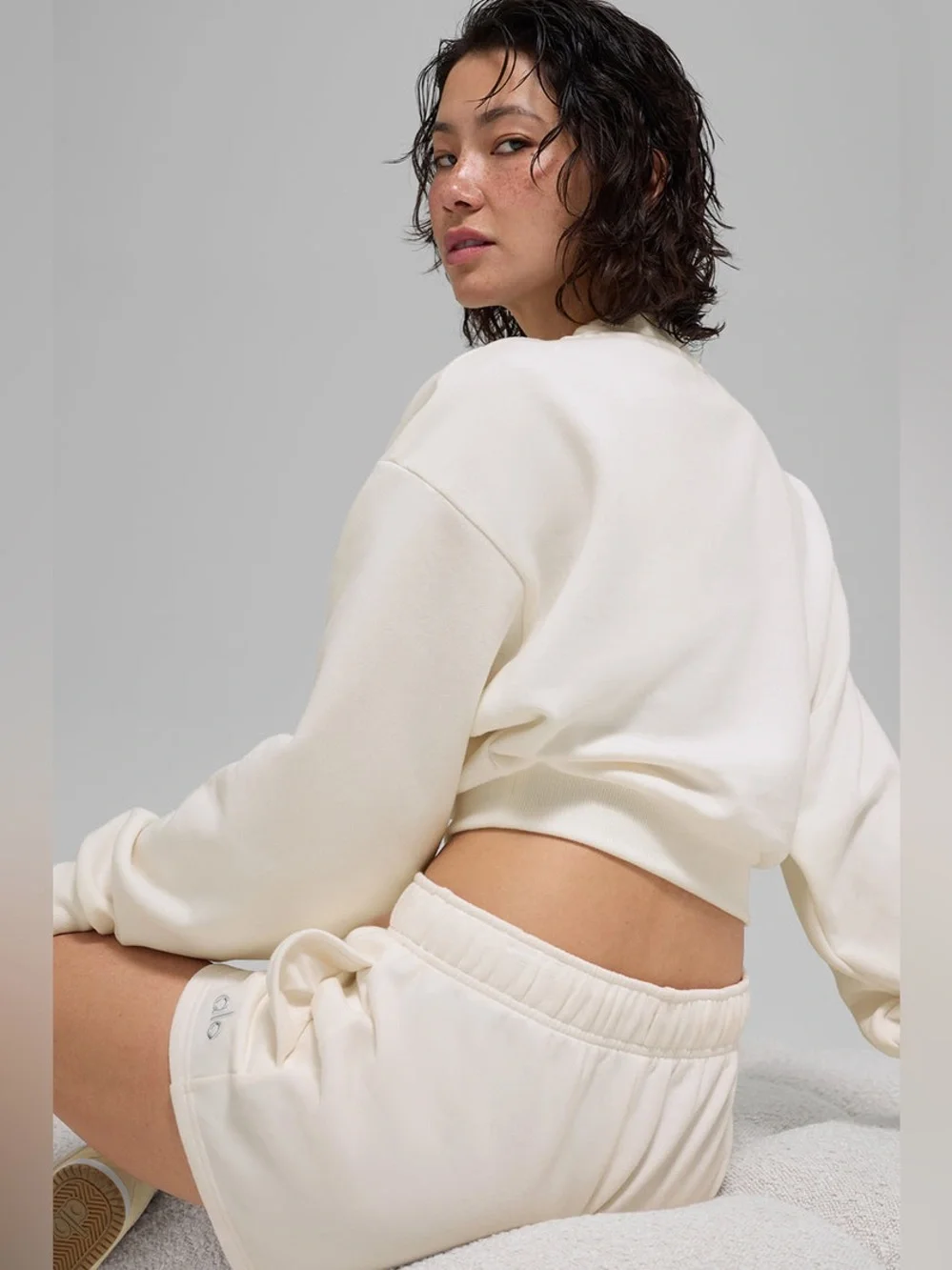 ALO Yoga Cropped Accolade in Ivory - XS